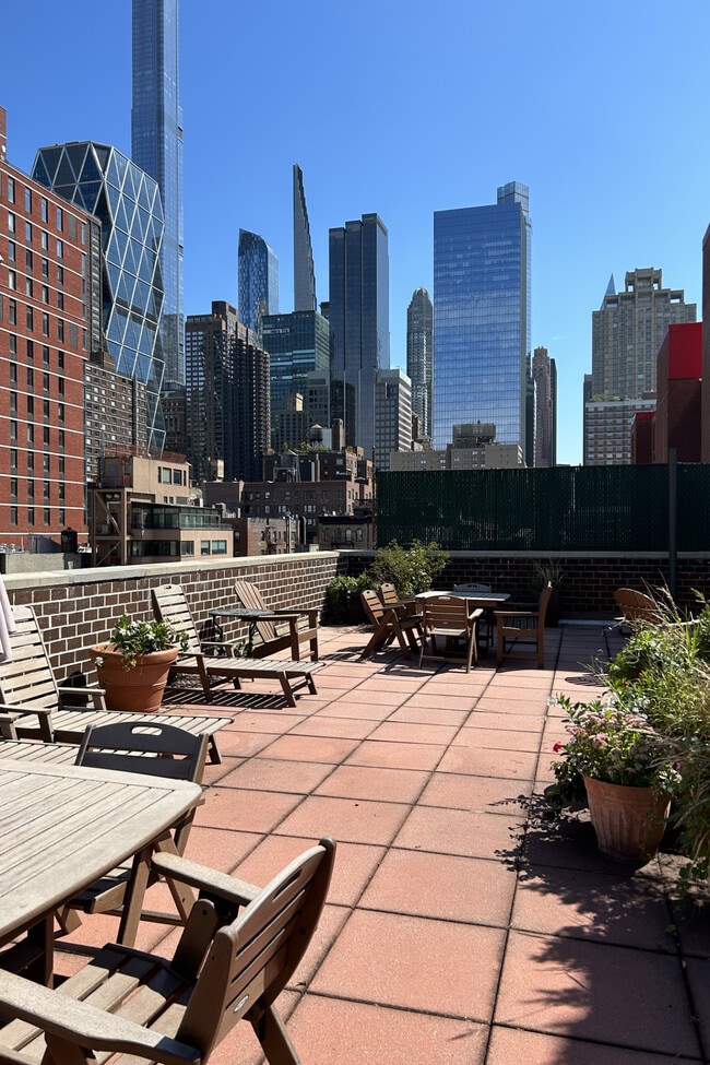 Building Photo - 414 W 54th St