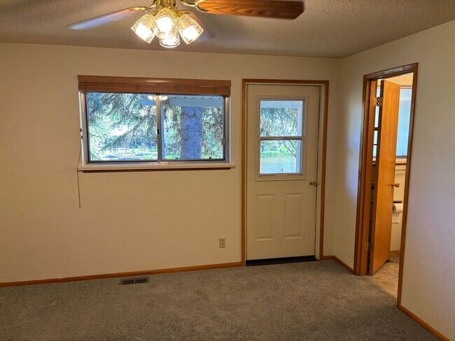 Building Photo - Riverfront home!!!! 3 Bedroom near downtow...