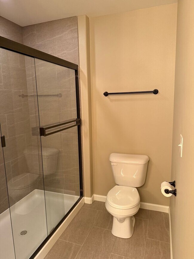 Building Photo - Beautiful 3 Bedroom House with High Ceilin...