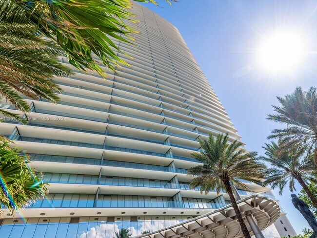 Building Photo - 18975 Collins Ave