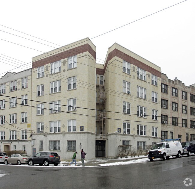 Primary Photo - 104 St Andrews Pl