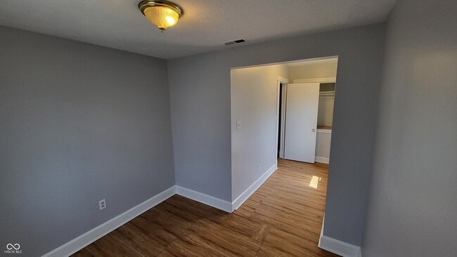 Building Photo - 2310 N Kenwood Ave