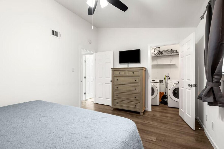 Building Photo - 710 W 34th St