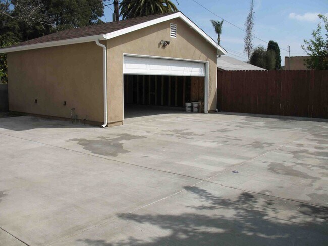 Building Photo - 1334 W 62nd St