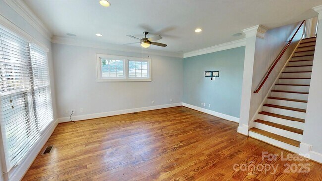 Building Photo - 2213 Roslyn Ave