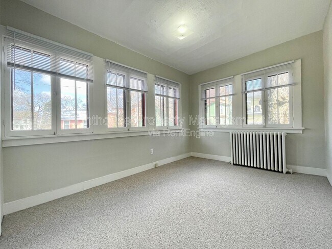 Building Photo - 231 Lyon St NE