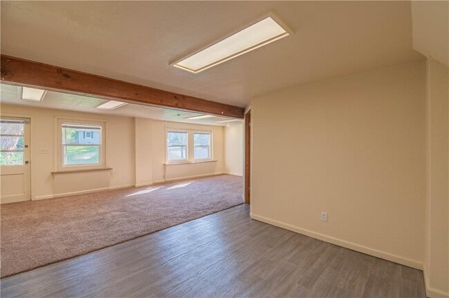 Building Photo - 40 Glenview Dr