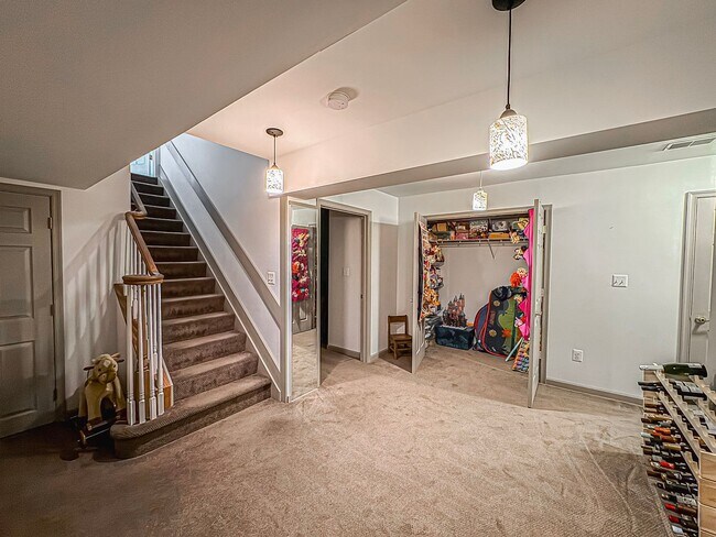 Building Photo - Fantastic 4 Bed 2.5 Bath Single Family Hom...