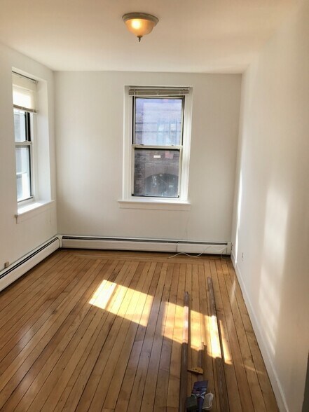 Building Photo - 378 Thames St