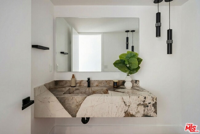 Building Photo - 1247 1/2 W Bellevue Ave