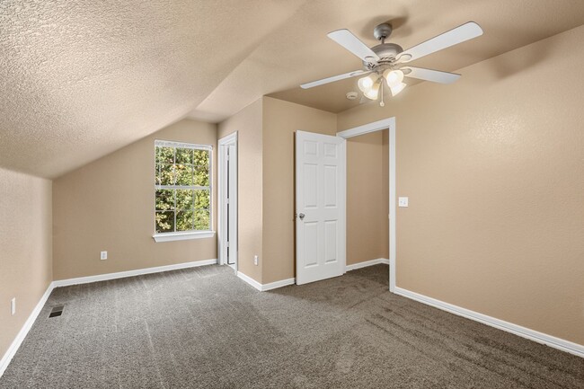 Building Photo - Updated Duplex in a perfect location!