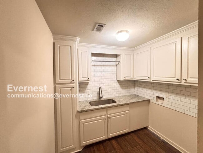 Building Photo - Beautiful 3-Bedroom Home with Modern Ameni...