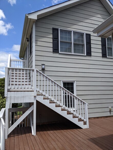 Stairs to entrance - 4303 Thetford Rd