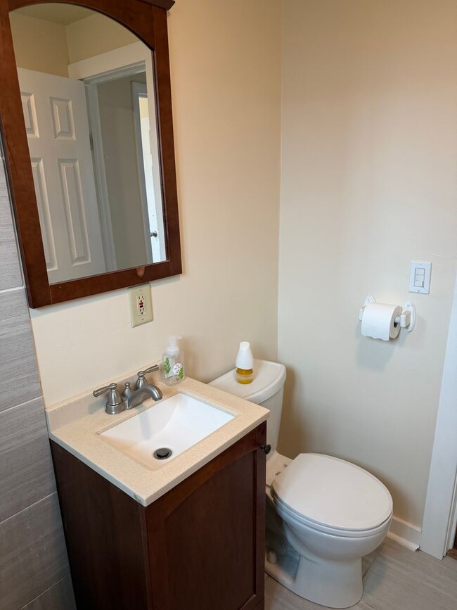 Building Photo - Updated 2 bedroom 1 bathroom house in Springfield!