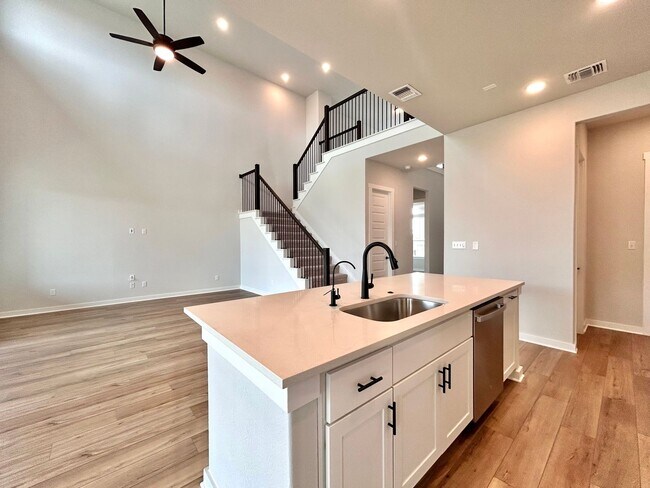 Building Photo - Modern 5/BR 4/BA with Stylish Finishes, Sp...