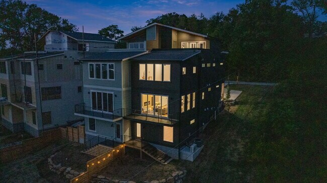 Building Photo - "Spacious 4-Bed, 4-Bath Gem in Nashville -...