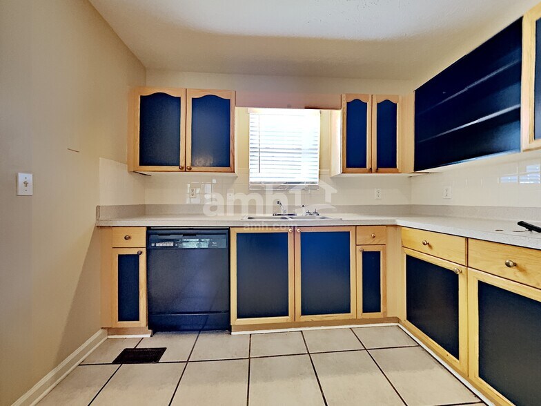 Building Photo - 227 Starlyn Dr