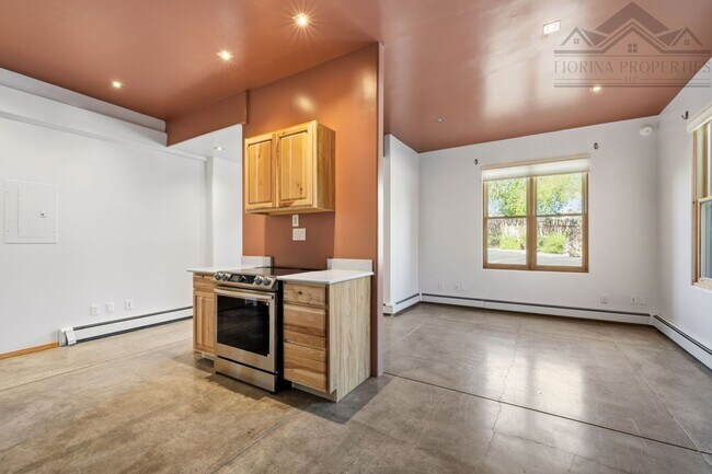 Building Photo - Bright Midtown Studio Loft