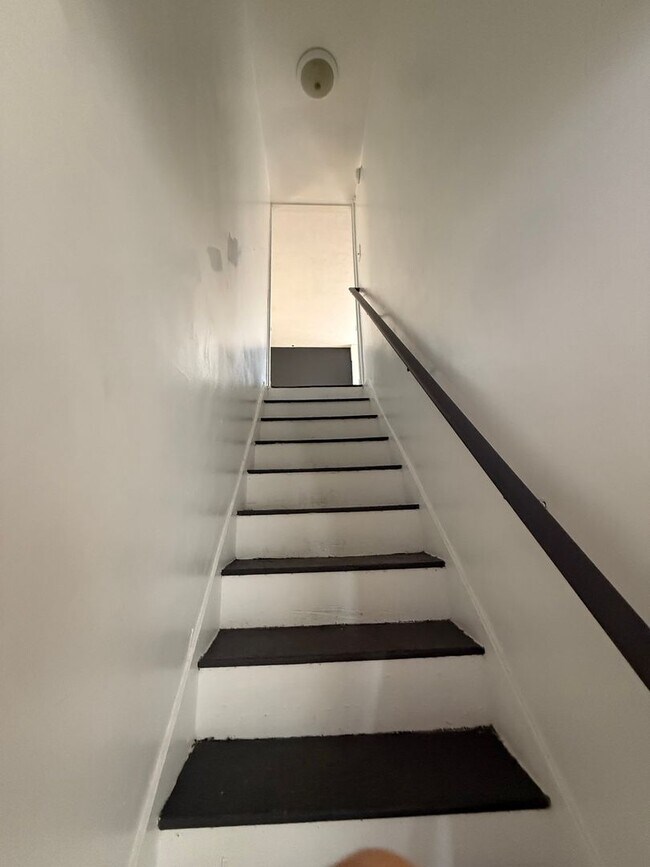 Building Photo - Large Duplex Available 6BD 2 BTH