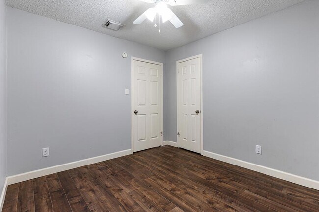 Building Photo - 4514 Oak Shadows Dr