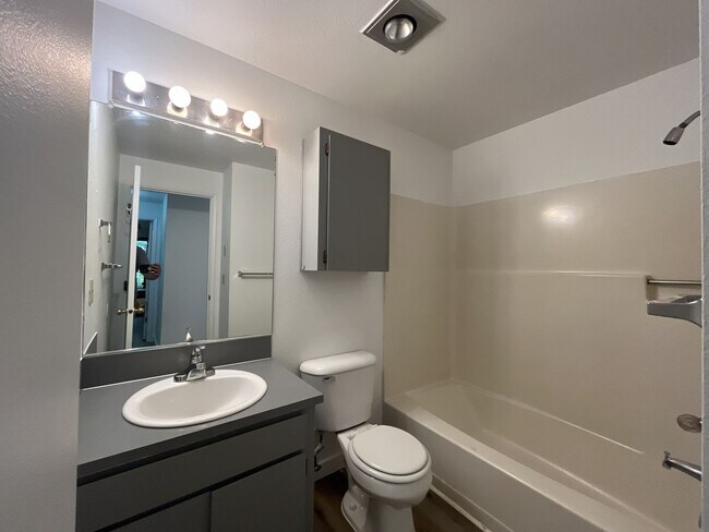 Building Photo - Beautiful Upper-Level Condo in the Heart of Multnomah Village with Private Covered Balcony and In...