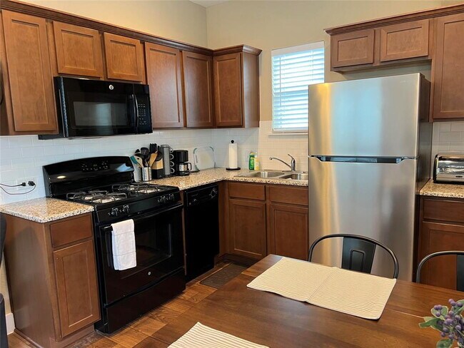 Building Photo - Modern Garage Apartment in Crestview Neighborhood!  Fully Furnished