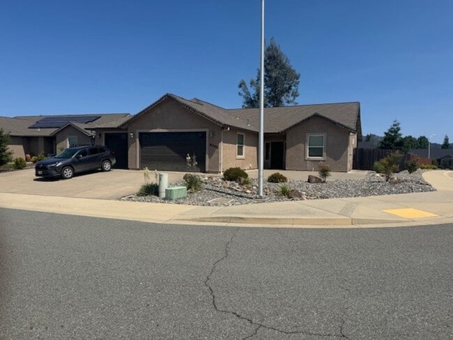 Building Photo - Beautiful Shasta Lake home with Landscapin...