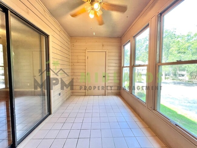 Building Photo - 6008 Village Creek Dr