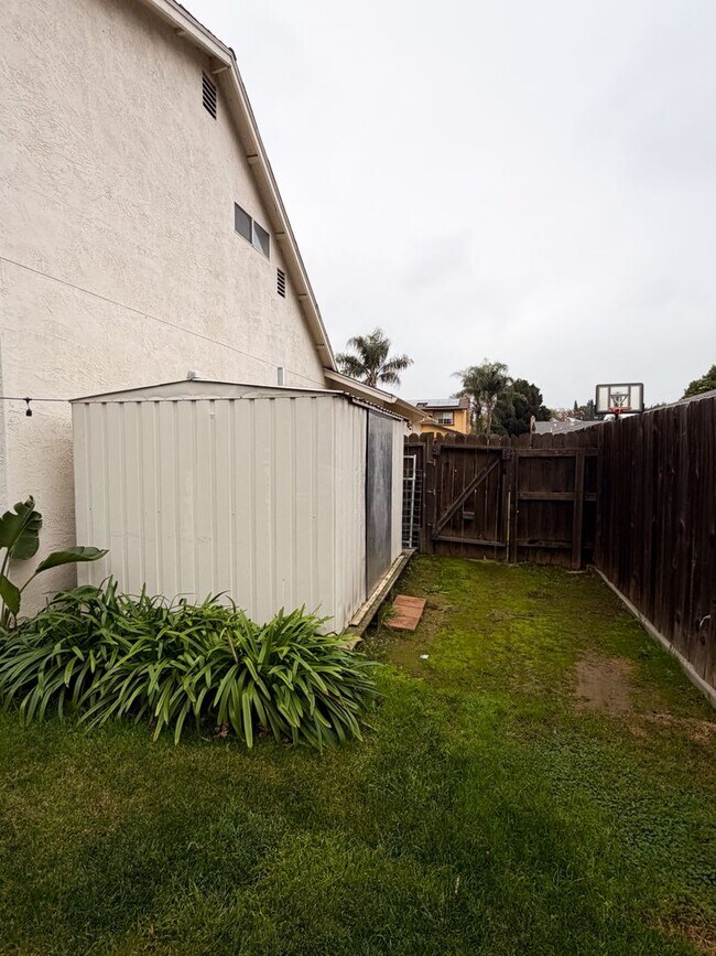 Building Photo - 950 Pembroke Way