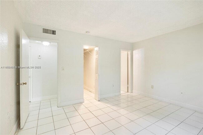 Building Photo - 6530 Lake Patricia Dr