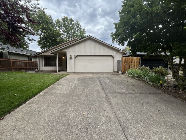 Building Photo - Comfortable Single-Level Living in Southwest Portland with Vaulted Ceilings, Spacious Backyard & ...