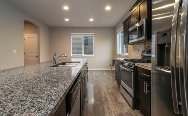Building Photo - Wonderful home in Bethany!