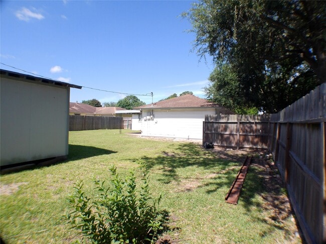 Building Photo - 1301 Glenmore Dr