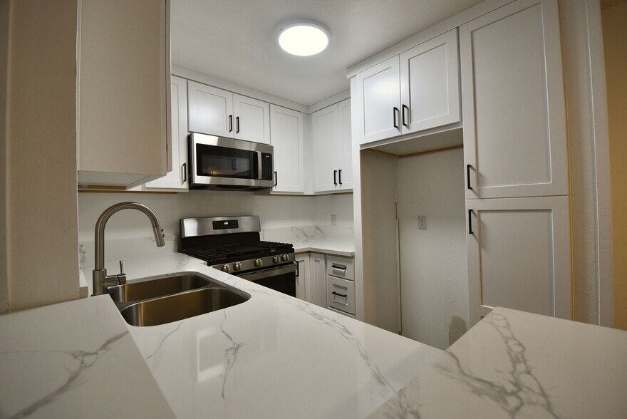 Building Photo - 7032 Remmet Ave