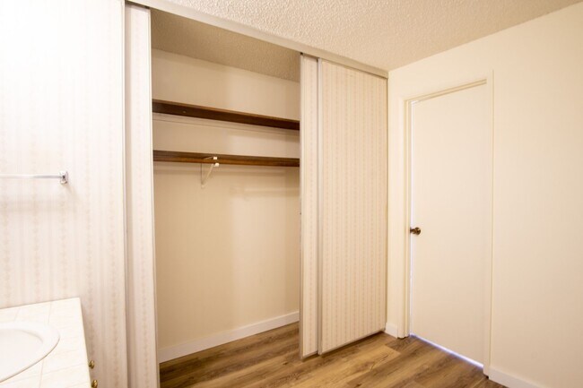 Building Photo - Spacious Top Flr 2Bdr Flat, W/D Hk-Up, D/W...
