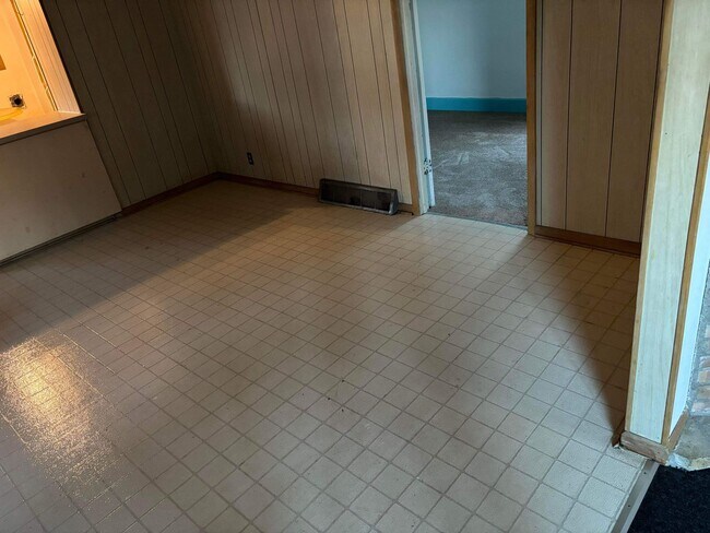Building Photo - Cute 3 bedroom with basement and Detached ...