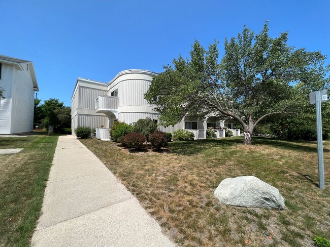 Building Photo - 124 Beech St
