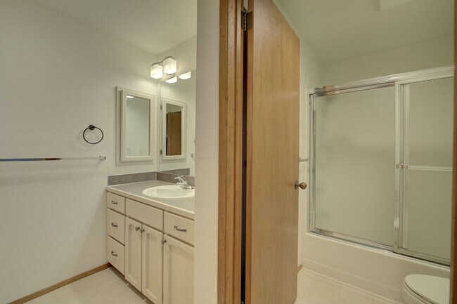 Building Photo - 2bd/1.75ba Mercer Island Condo