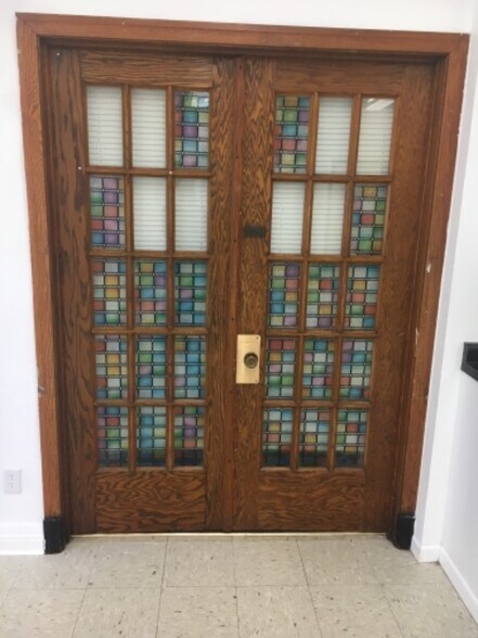 Building Photo - 208 Center St