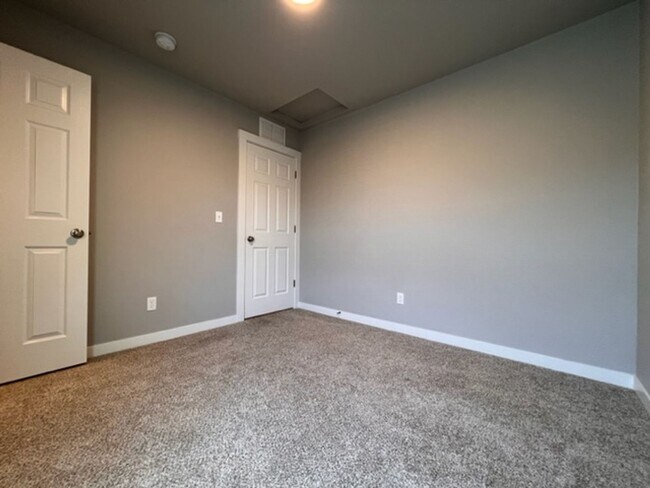 Building Photo - Beautiful Home Tucked In A Great Neighborhood