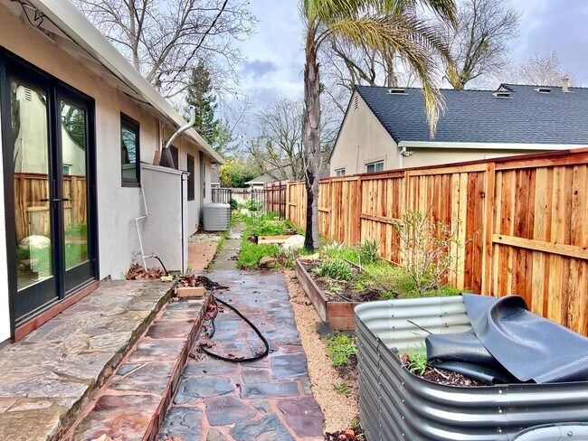 Building Photo - 3 Bed / 1.5 Bath | Thornwood Terrace Home ...