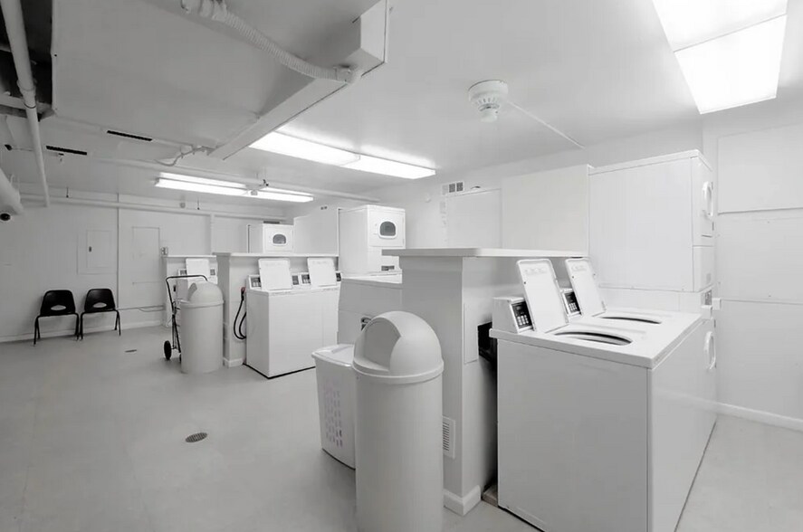 Building Photo - 70 E Scott St