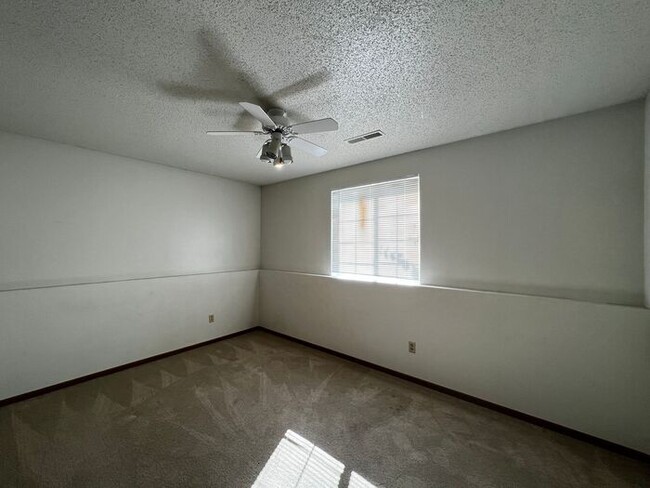 Building Photo - $1,095 | 2 Bedroom, 1 Bathroom Condo | Pet...