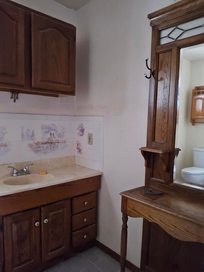 Building Photo - Large 3 Bedrooms, 2 Bath Home for Rent