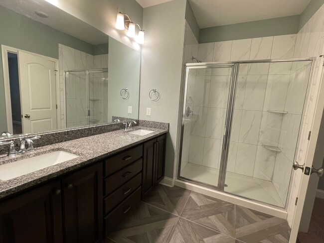 Building Photo - Beautiful 3 Bedroom 2 Bath Condominium