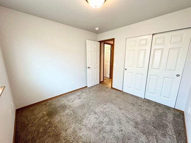 Building Photo - Spacious 4 Bedroom 2 Bathroom Home on Culd...