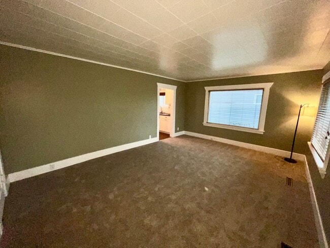 Building Photo - Charming Renovated 3-Bed, 2-Bath Home with Spacious Yard in Lincoln District