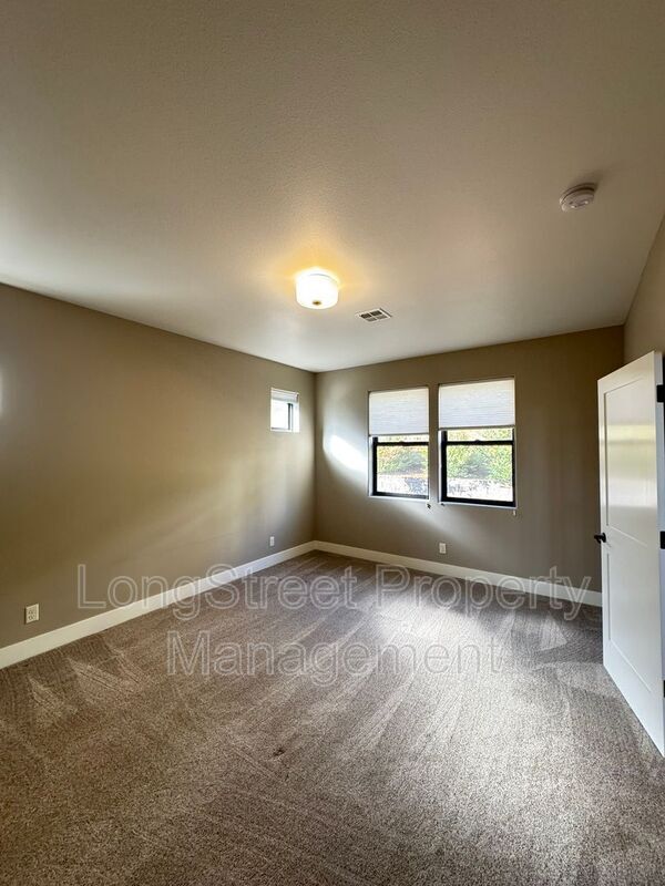 Building Photo - 3445 SW Buckeye Pl