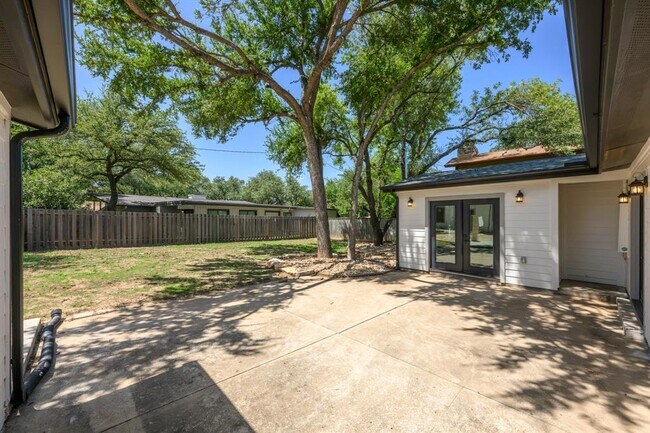 Building Photo - 303 Lakeway Dr