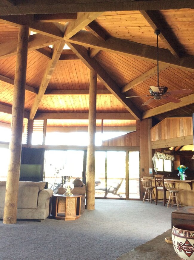 Building Photo - Very private, gated, mostly furnished Maui...